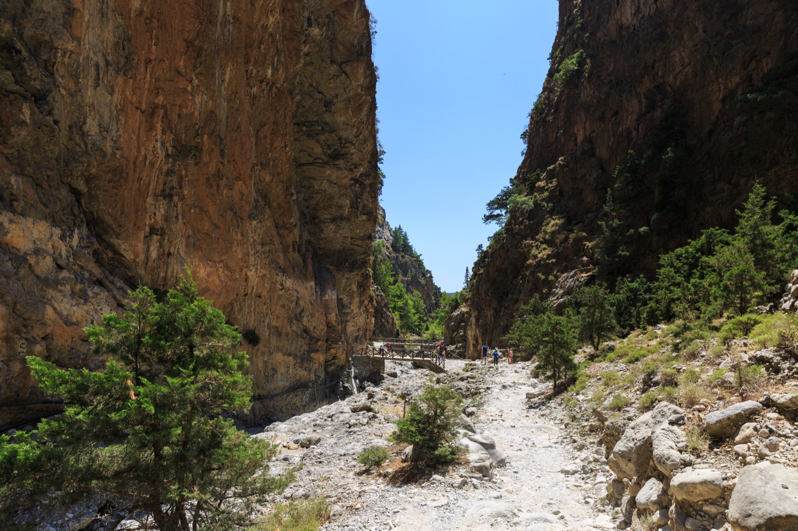 Walkers inside the Samaria Gorge